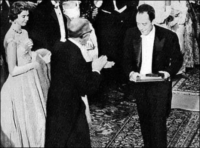 Quelle distinction reçoit-il en 1957 ?