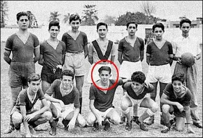 Durant cette époque, Albert Camus se distingue dans l'équipe de foot universitaire. Quel poste occupe-t-il ?