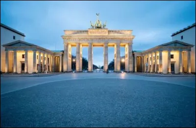 La porte de Brandebourg, située à Berlin, mesure 36 mètres de haut et 115 mètres de long.