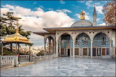 Ce palais, situé à Istanbul en Turquie, est le palais de Topkapi.
