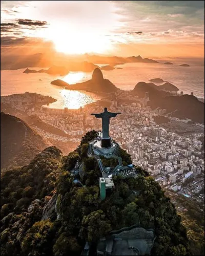 La statue du Christ Rédempteur est située à 704 mètres d'altitude, au sommet du Corcovado.