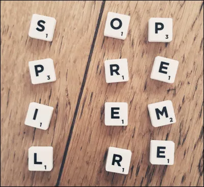 Vous reculez de la table à manger, mais malheureusement, vous faites tomber un jeu de Scrabble. Quel suspect pouvez-vous innocenter ?