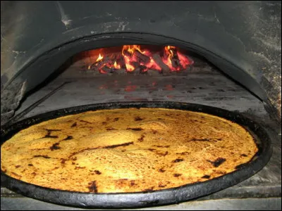 Voici la plus proche cousine de la socca, elle lui ressemble à s'y méprendre. Mais, c'est la socca qui est une spécialité niçoise, dans quelle ville se nomme-t-elle la cade ?