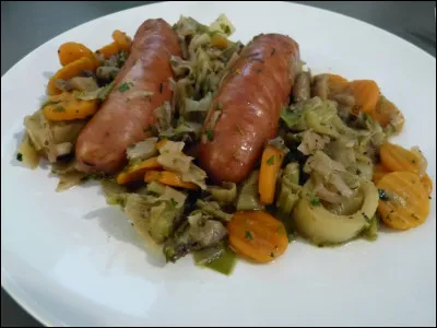 Que sont ces saucisses présentées dans leur version nature (pur porc) délicieusement cuisinées au vin blanc, spécialités savoyardes ?