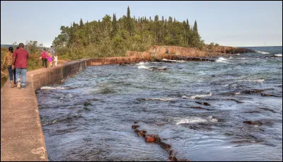 Comment s'appelle le marais que Clover doit traverser pour arriver à la mine ?
