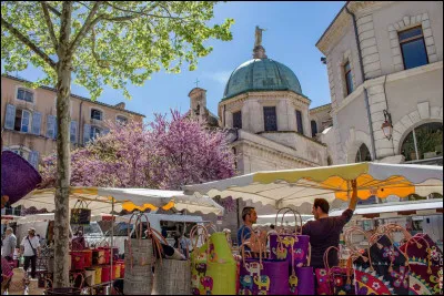 Apt est une sous-préfecture du Vaucluse.