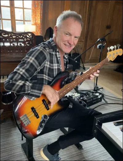 La guitare acoustique est l'instrument fétiche de Sting.