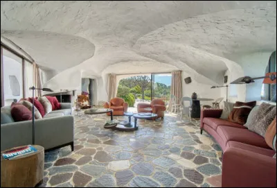 C'est à l'architecte Jacques Couëlle que l'on doit les impressionnantes maisons aux formes sculpturales en béton projeté et sculpté. Sur les hauteurs de quelle ville des Alpes-Maritimes peut-on les admirer ?