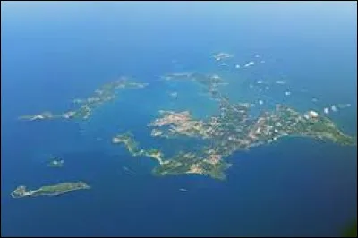 Au large de quelle grande île se situent les Îles Pescadores (ou Penghu) ?