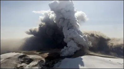 En avril, l'éruption du volcan islandais l'Eyjafjallajökul paralyse le trafic aérien pendant plusieurs jours : c'était il y a ...