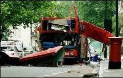Le 7 juillet, des attentats dans les transports de Londres, revendiqués par Al-Qaïda, font 56 morts : c'était il y a ...