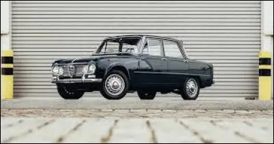 Cette ancienne voiture est une ?