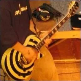 A qui appartient cette guitare?