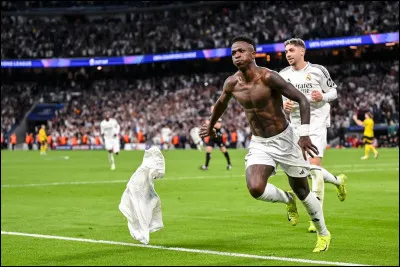 Quelle est la couleur traditionnelle portée à domicile par les joueurs du Real Madrid ?