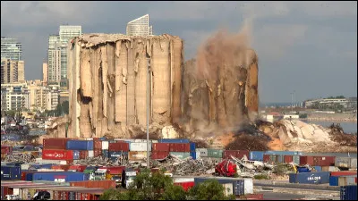 Une énorme explosion dans le port de Beyrouth fait plus de 200 morts et 6 000 blessés : c'était il y a ...
