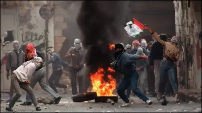 La visite d'Ariel Sharon, alors chef du Likoud dans l'opposition israélienne, sur l'esplanade des mosquées à Jérusalem, provoque le début de la seconde intifada, violente révolte palestinienne contre l'occupation israélienne : c'était il y a ...