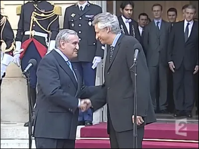 Le 31 mai, Dominique de Villepin succède à Raffarin comme premier ministre : c'était il y a ...