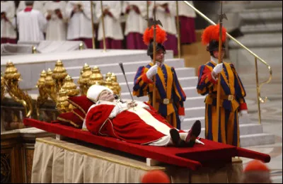 Le 2 avril, Jean-Paul II, pape depuis 26 ans, meurt ; Benoît XVI lui succède quelques jours plus tard : c'était il y a ...