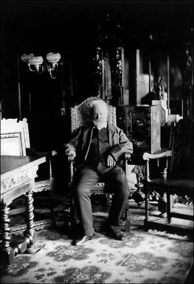 Après le coup d'État de Louis Bonaparte en 1851, où Victor Hugo s'est-il exilé pendant trois ans ?