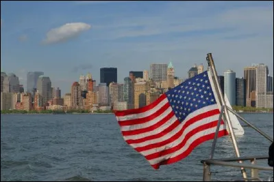 Quelle est la devise inscrite sur le drapeau des États-Unis ?
