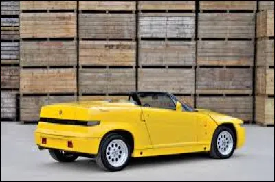 Commençons par cette voiture jaune. Il s'agit de l'Alfa ...