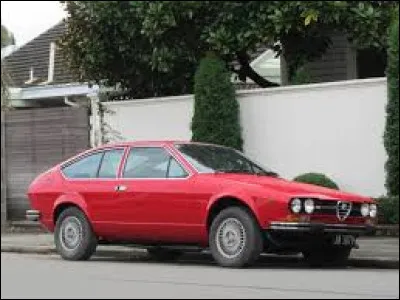 Ici vous avez l'Alfa Romeo ...