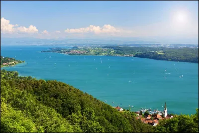 Le BOdensee, le lac de Constance en allemand, est un lac situé à la frontière de ...