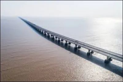 Inauguré en 2005, le pont de Donghai, en Chine, était le plus long pont maritime du monde jusqu'en 2008. Mesurant 32,5 km, dont 26 km en continu au-dessus de la mer, il relie les îles Yangshan à une ville chinoise. Laquelle ?