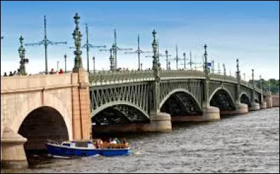 Dans quelle ville de Russie se situe le pont de la Trinité qui mesure 582 m de long et qui a été inauguré en 1903 ?