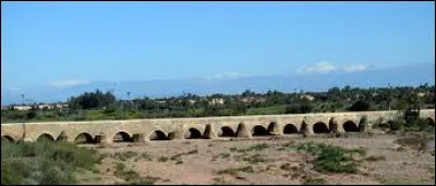 Construit entre le XIe et le XIIe siècle, le pont sur l'Oued Tensift est un pont routier qui mesure environ 400 m. Dans quelle ville marocaine nous trouvons-nous ?