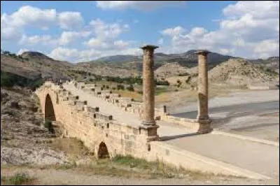 Construit entre le XIe et le XIIe si&egrave;cle, le pont sur l'Oued Tensift est un pont routier qui mesure environ 400 m. Dans quelle ville marocaine nous trouvons-nous ?