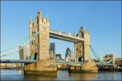 Le Tower Bridge est un pont basculant permettant notamment le passage de la Tamise aux véhicules motorisés. Inauguré en 1894, il mesure 244 m de long. Dans quelle ville du Royaume-Uni nous trouvons-nous ?