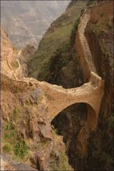 Le pont de Shaharah est un pont piétonnier enjambant une gorge. La date de sa construction est ambiguë, entre le XVIIe siècle et 1905. Pour le voir il faudra se déplacer dans un pays d'Asie de l'Ouest. Mais lequel ?