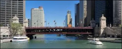 On complique. Dans quelle ville des États-Unis pourrez-vous traverser en voiture le pont basculant nommé Michigan Avenue Bridge qui mesure 122 m de long et qui fut inauguré en 1920 ?