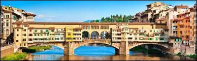 Pont à trois arches construit entre 1335 et 1345, le Ponte Vecchio mesure 30 m de long. Dans quelle ville italienne sommes-nous ?