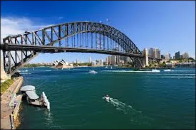 Pont en arc métallique, le Harbour bridge mesure 1 149 m de long. Inauguré en 1932, dans quelle ville d'Australie pourrez-vous le voir ?