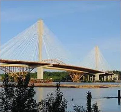 Long de 2 093 m, inauguré en 1964, les deux ponts routiers de Port Mann permettaient de franchir le fleuve Fraser, à proximité de son embouchure. Révélés insuffisants face aux besoins, ils ont été remplacés en 2012 par le nouveau pont haubané. Dans quelle ville canadienne nous trouvons-nous ?