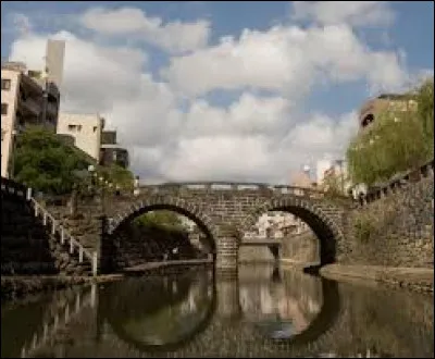 Construit en 1634 par le moine Mokusu Nyōjō, le pont Megane, appelé également le pont lunettes, mesure 22 m de long. Dans quelle ville japonaise pourrez-vous le contempler ?