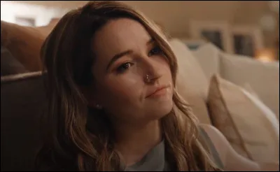 Voici Belle Gibson. Dans quelle série Netflix la voit-on ainsi ?
Petit résumé = Elle prétendait soigner des cancers grâce à des remèdes bien-être et naturels.