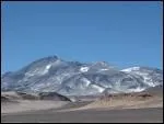 Ojos des Salado est un sommet des Andes, le plus haut volcan de la terre,  la frontire de l'Argentine et du Chili (6880m).