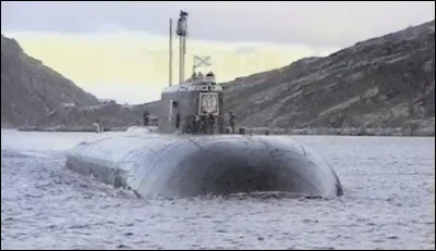 Le Koursk, sous-marin nucléaire russe, coule au cours d'un exercice en mer de Barents ; le naufrage entraine la mort de ses 118 membres d'équipage : c'était il y a ...