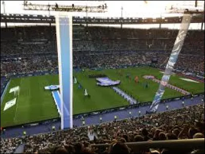 Une semaine après son sacre comme champion de France, le PSG remporte la coupe en battant l'AJ Auxerre et réalise ainsi son premier doublé coupe/championnat : c'était il y a ...