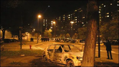 A la suite de la mort de deux adolescents électrocutés dans l'enceinte d'un poste électrique alors qu'ils cherchent à échapper à un contrôle de police, des émeutes commencent à Clichy-sous-Bois et s'étendent à de nombreuses villes : c'était il y a ...