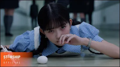 Complète les paroles de la chanson "ATTITUDE" d'Ive : 
"Who is that girl ?
 Shes so ....... "