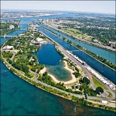 Quel pilote de formule 1, champion du monde, a couru sur un circuit portant le nom de son père, sans réussir à y gagner ?