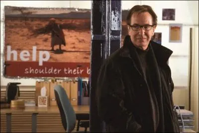 Quel cadeau offre Alan Rickman -Harry  son pouse, Emma Thompson, pour Nol, alors que celle-ci a dcouvert le collier dans la poche de son veston ?