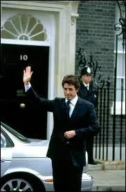 Hugh Grant-David partagera sa voiture, le soir de la fte de Nol de l'cole, avec sa petite amie Natalie... et un petit garon dguis en... ?