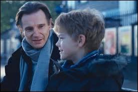 Le jeune beau-fils de Liam Neeson, Sam, ne va pas bien aprs le dcs de sa mre. Mais en creusant un peu, Liam (Daniel) se rend compte qu'il y a une autre raison  sa tristesse, laquelle ?