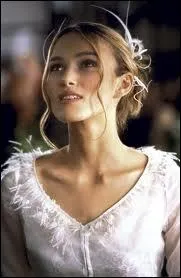 Lorsque Keira Knightley, la jeune marie Juliet, vient chercher une cassette filme de son mariage chez Mark, le meilleur ami de son mari, que dcouvre-t-elle ?