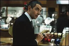 Qui sera le vendeur de bijoux 'trs trs trs' minutieux et malicieux qui se chargera de faire un paquet cadeau avec le collier achet par Alan Rickman, et destin  sa secrtaire ?